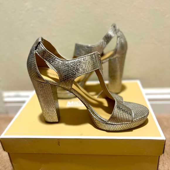 Gold chunky heels with snakeskin print - Picture 4 of 8